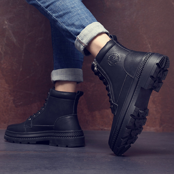 Férfi bőrcsizma cipzárral és emblémával