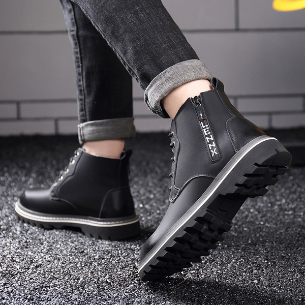 Modern férfi csizma eko bőrből, fekete színű felirattal