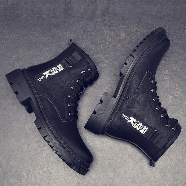 Bőr férfi csizma felirattal és fűzővel