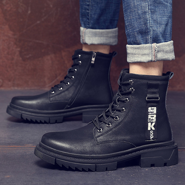 Bőr férfi csizma felirattal és fűzővel