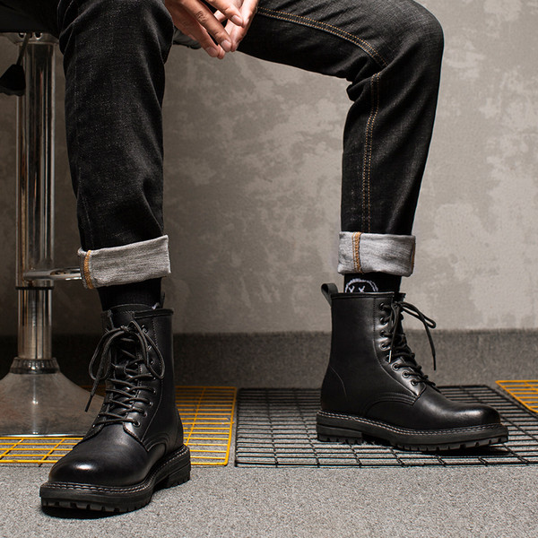 Fekete eko bőrből készült férfi csizma lapos talppal és fűzővel