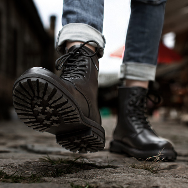 Fekete eko bőrből készült férfi csizma lapos talppal és fűzővel