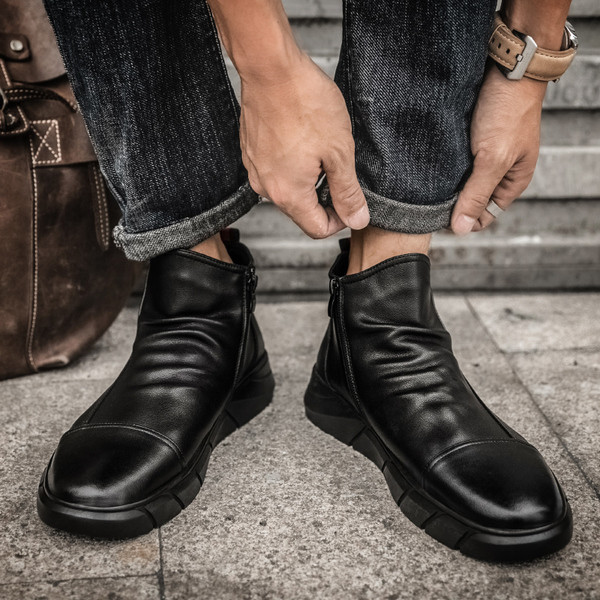 Modern férfi bőrcsizma lapos talppal és cipzárral