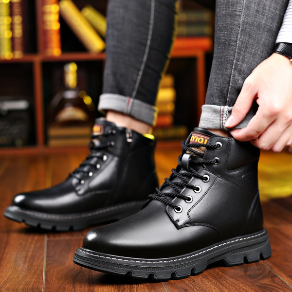 Eko bőrből készült modern férfi csizma lapos talppal és fűzővel