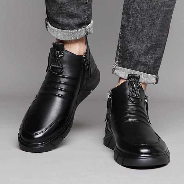 Férfi bőrcsizma lapos talppal és cipzárral