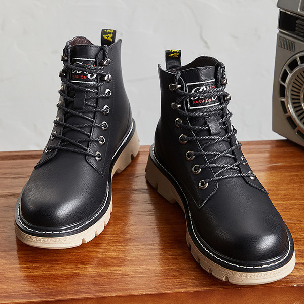 Eko bőrből készült férfi csizma új modellje lapos talppal és fűzővel