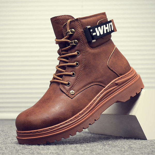 Férfi bőrcsizma durva talppal, felirattal