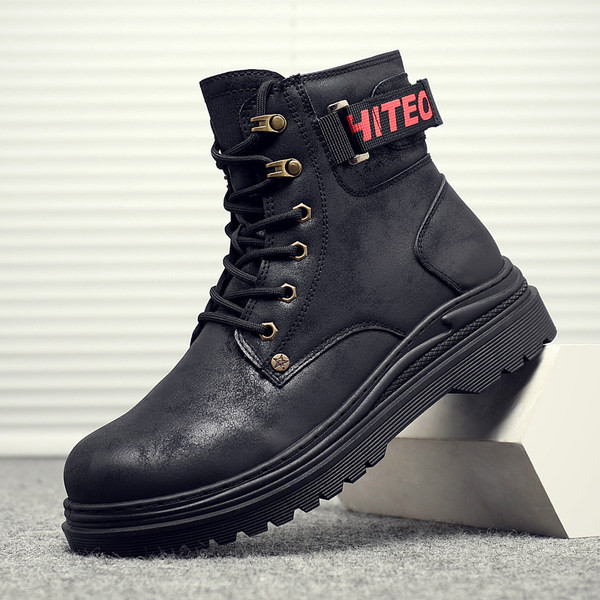 Férfi bőrcsizma durva talppal, felirattal