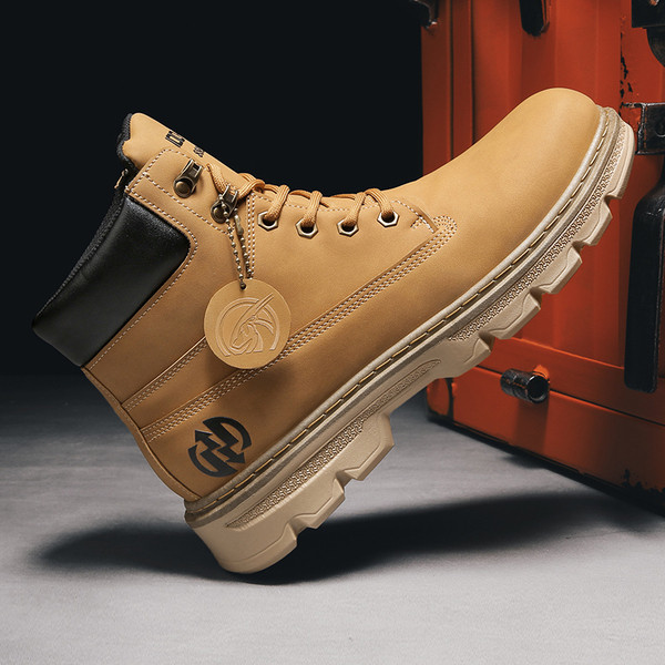 Férfi bőrcsizma durva talppal és fűzővel