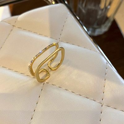 Kahe mudeliga naiste aktuaalne sõrmus kividega