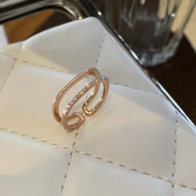 Kahe mudeliga naiste aktuaalne sõrmus kividega