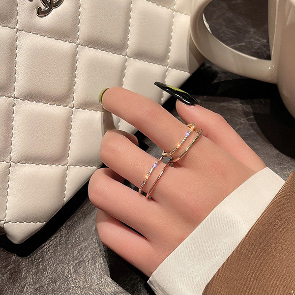 Kahe mudeliga naiste aktuaalne sõrmus kividega