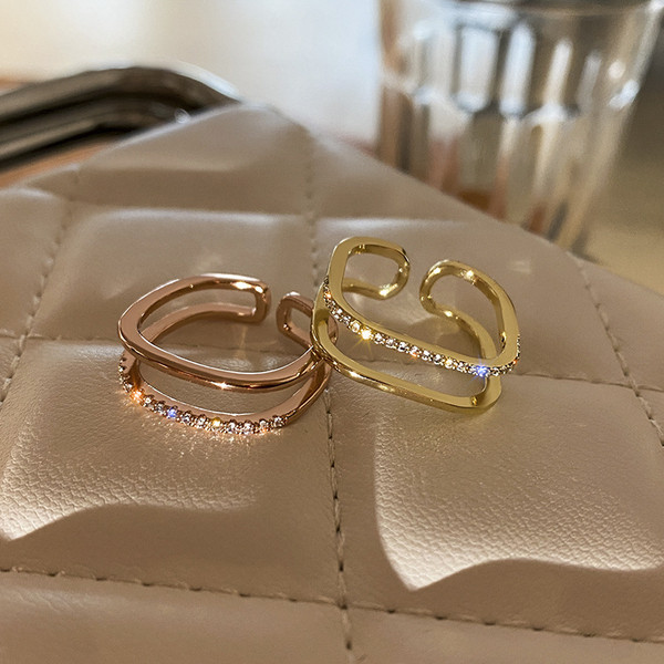 Kahe mudeliga naiste aktuaalne sõrmus kividega