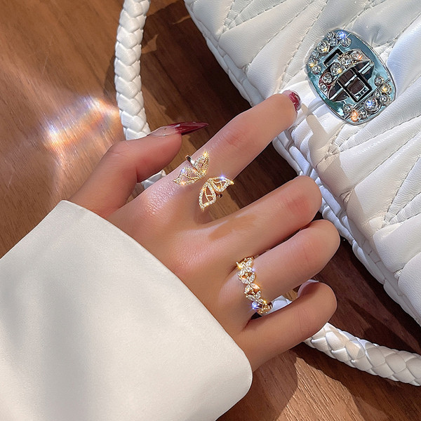 Naiste topiksõrmus kahes mudelis liblika ja kivikestega