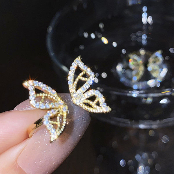 Naiste topiksõrmus kahes mudelis liblika ja kivikestega