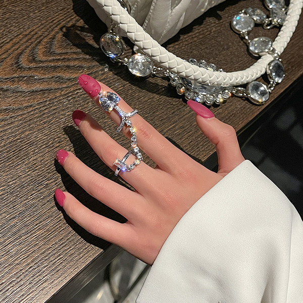 Stílusos női gyűrű lánccal és kövekkel