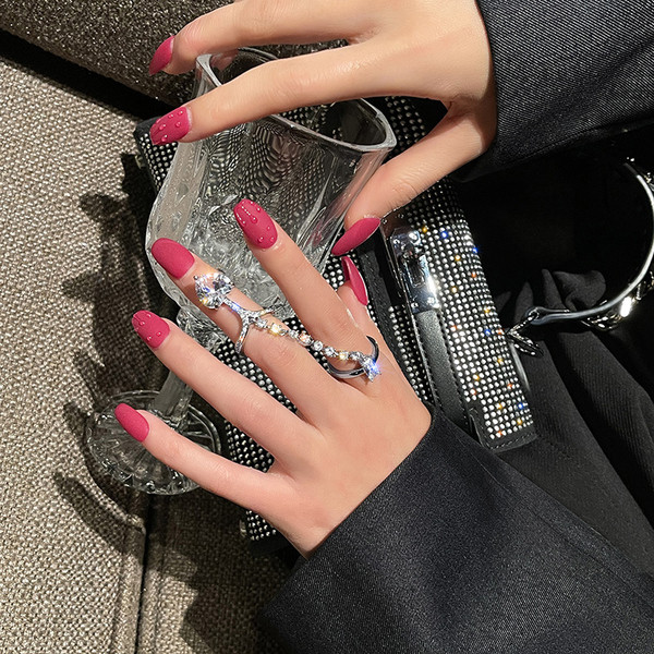 Stílusos női gyűrű lánccal és kövekkel