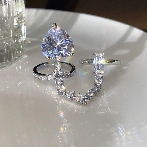 Stílusos női gyűrű lánccal és kövekkel