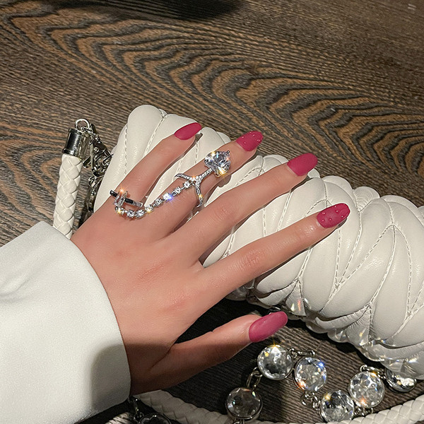 Stílusos női gyűrű lánccal és kövekkel