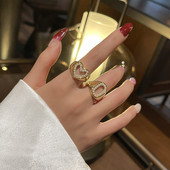 Praegune naiste sõrmus kahes mudelis pärlitega