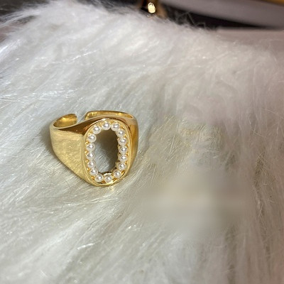 Praegune naiste sõrmus kahes mudelis pärlitega