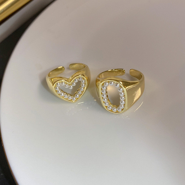 Praegune naiste sõrmus kahes mudelis pärlitega