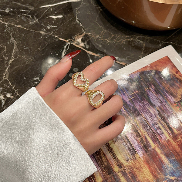 Praegune naiste sõrmus kahes mudelis pärlitega