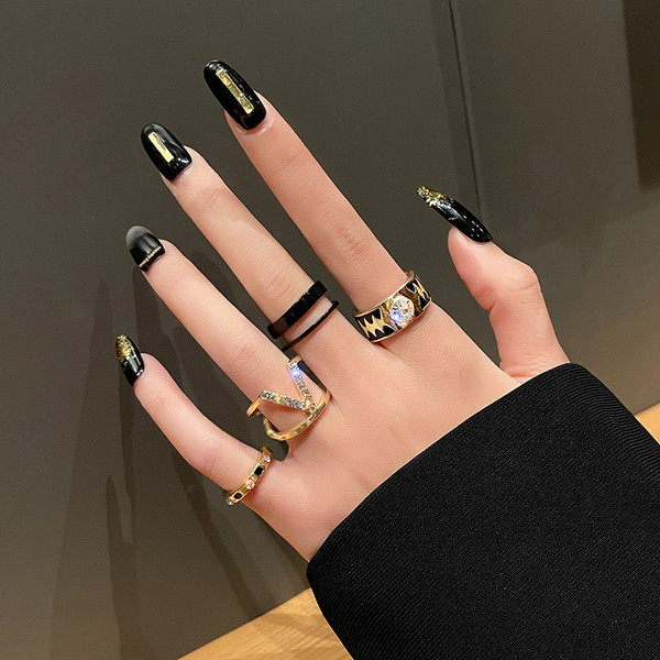 Γυναικείο κομψό σετ δαχτυλιδιών με διακοσμητικές πέτρες