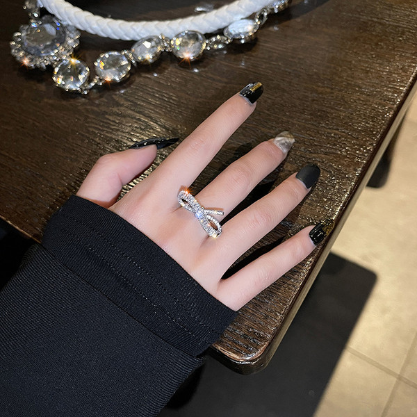 Igapäevane naiste sõrmus kividega