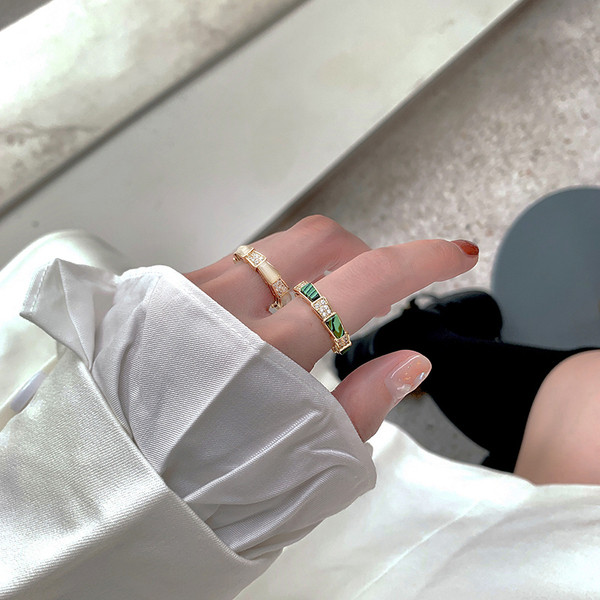 Stílusos női gyűrű díszkövekkel