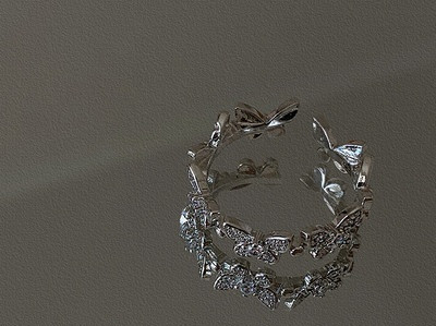 Aktuális női vékony gyűrű pillangókkal és kövekkel