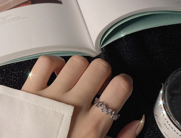 Aktuális női vékony gyűrű pillangókkal és kövekkel