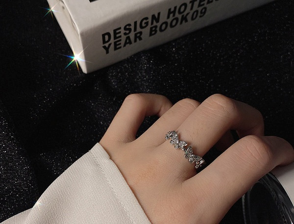 Aktuális női vékony gyűrű pillangókkal és kövekkel