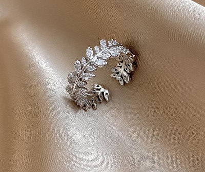 Stiilne naiste sõrmus dekoratiivkividega