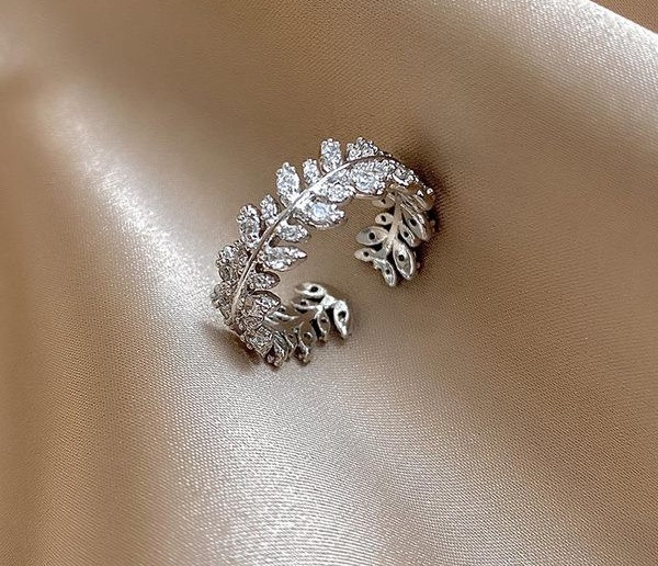 Stiilne naiste sõrmus dekoratiivkividega