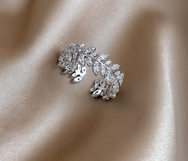 Stiilne naiste sõrmus dekoratiivkividega