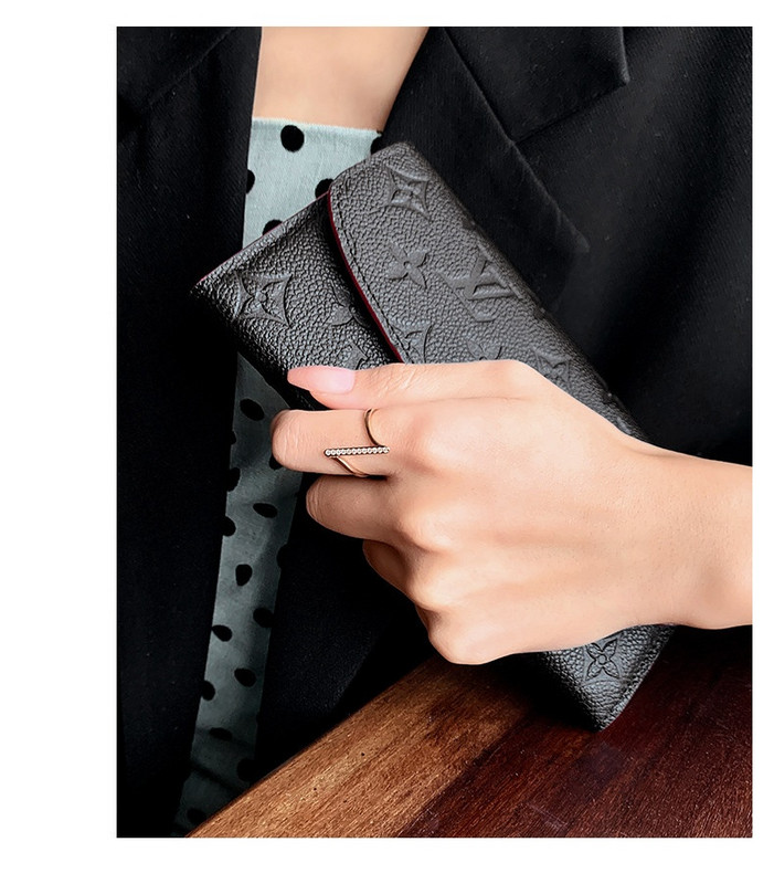 Moodne naiste õhuke kivikestega sõrmus