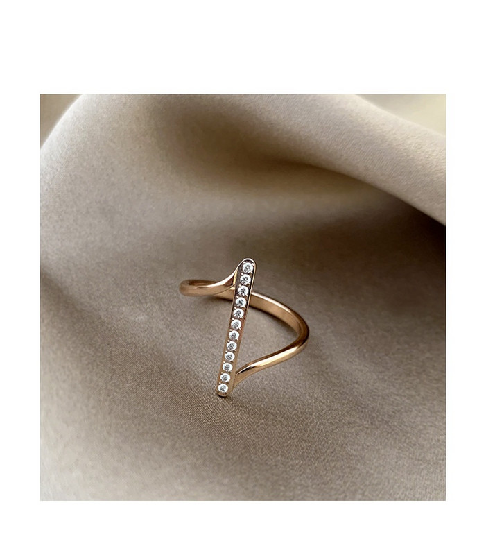 Moodne naiste õhuke kivikestega sõrmus