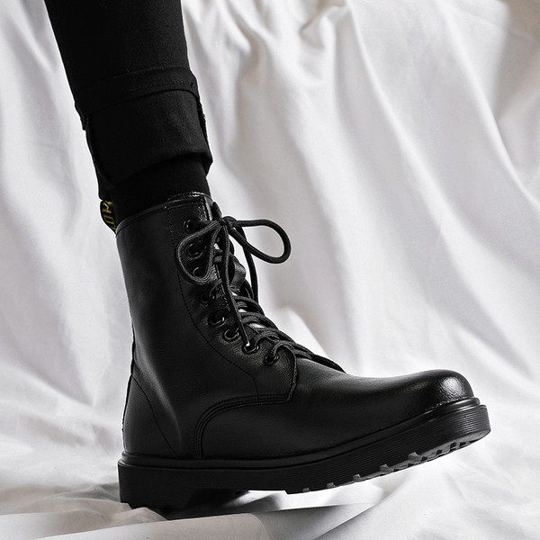 Moodsad paeltega nahast saapad - musta värvi