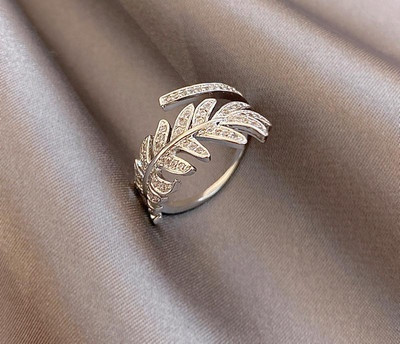 Hétköznapi női gyűrű kövekkel