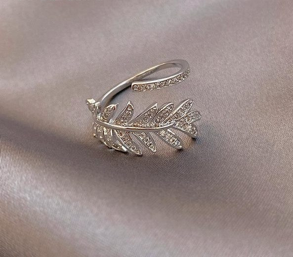 Hétköznapi női gyűrű kövekkel