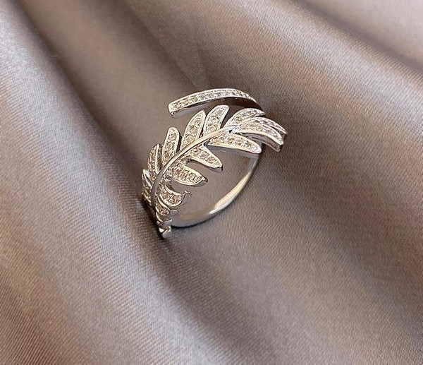 Hétköznapi női gyűrű kövekkel