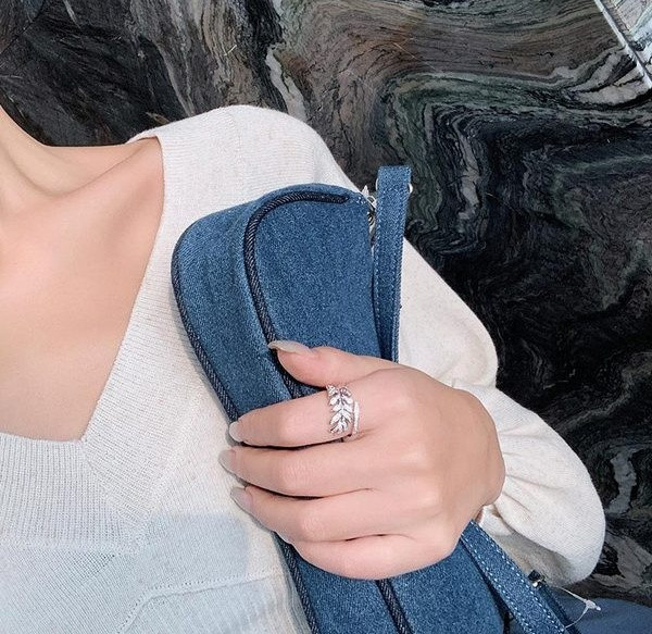 Hétköznapi női gyűrű kövekkel