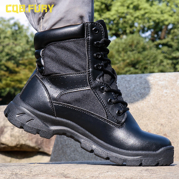 Mustad paelte ja krobelise tallaga meeste saapad