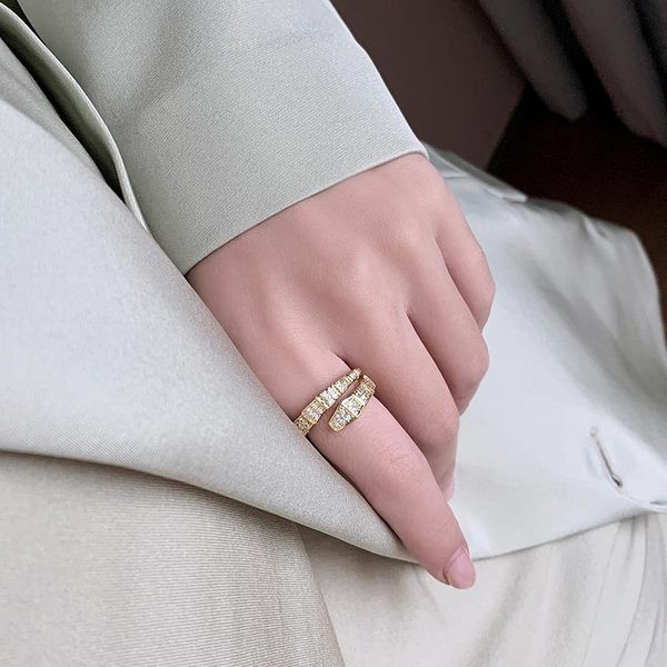 Κομψό γυναικείο φαρδύ δαχτυλίδι με διακοσμητικές πέτρες