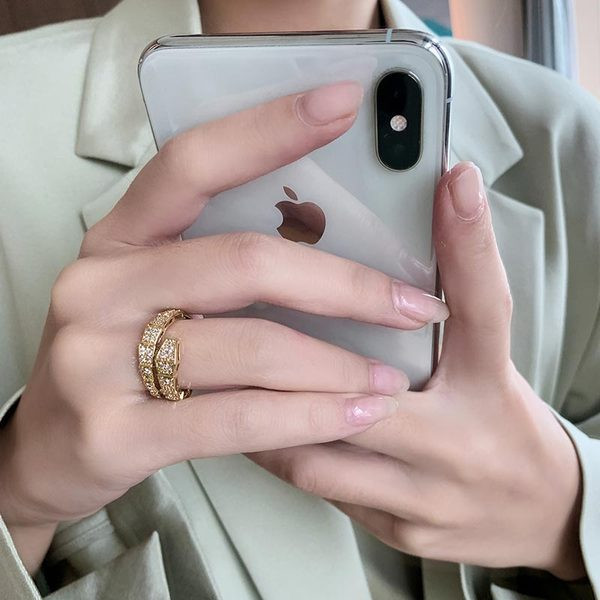 Κομψό γυναικείο φαρδύ δαχτυλίδι με διακοσμητικές πέτρες