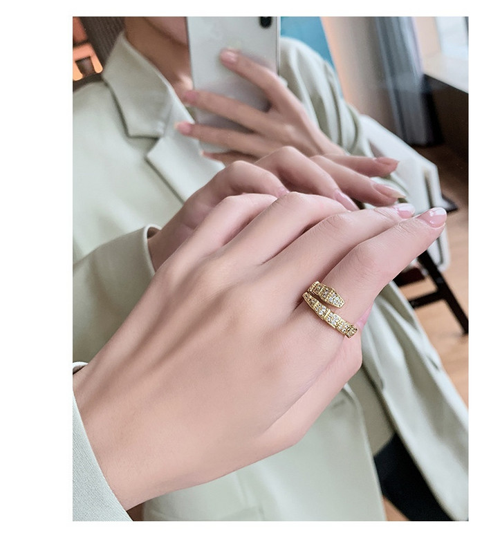 Κομψό γυναικείο φαρδύ δαχτυλίδι με διακοσμητικές πέτρες