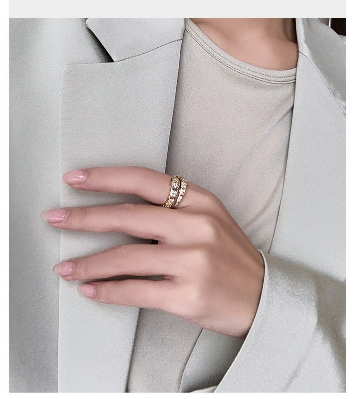 Κομψό γυναικείο φαρδύ δαχτυλίδι με διακοσμητικές πέτρες