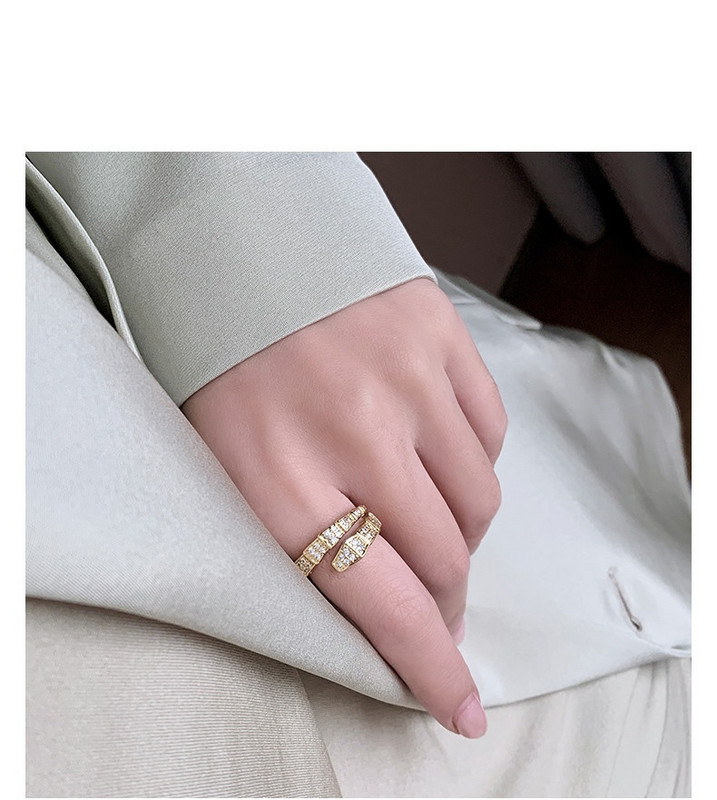 Κομψό γυναικείο φαρδύ δαχτυλίδι με διακοσμητικές πέτρες