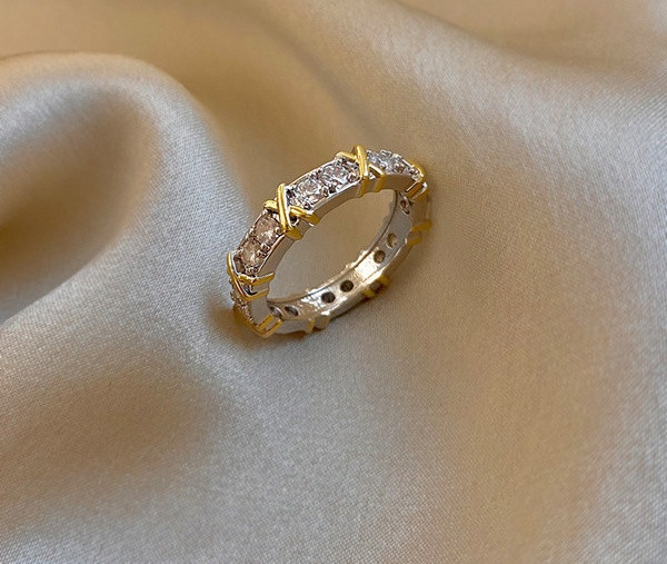 Stiilne naiste õhuke kivikestega sõrmus